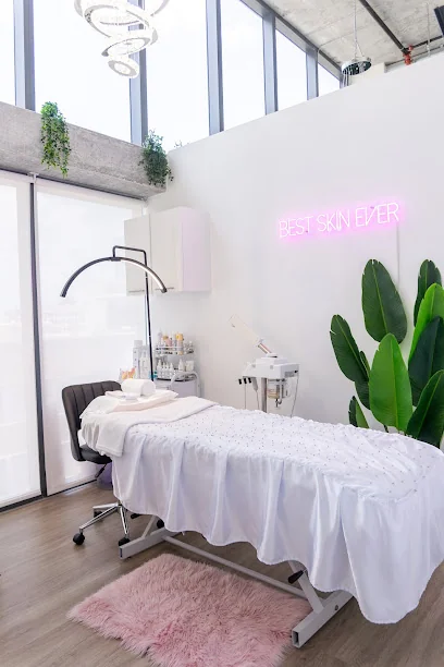 Deluxe Med Spa Beauty logo